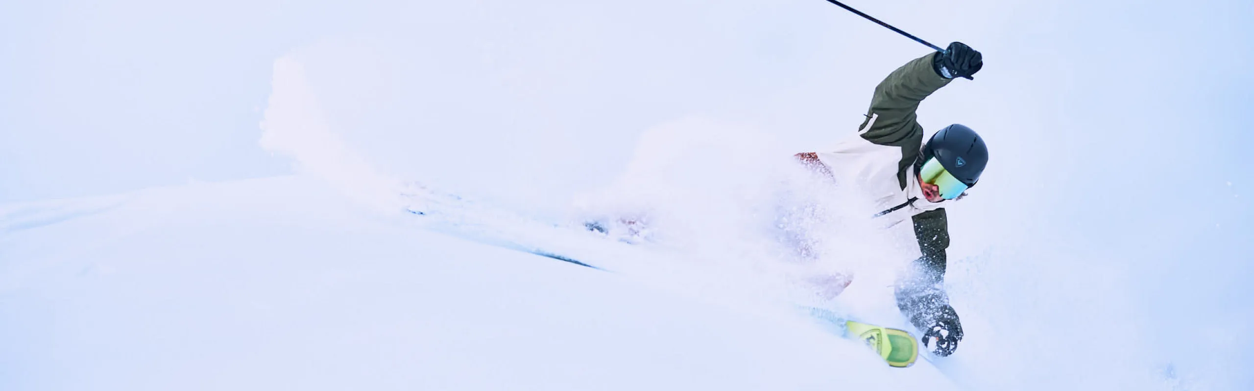 Skifahrer im frischen Schnee
